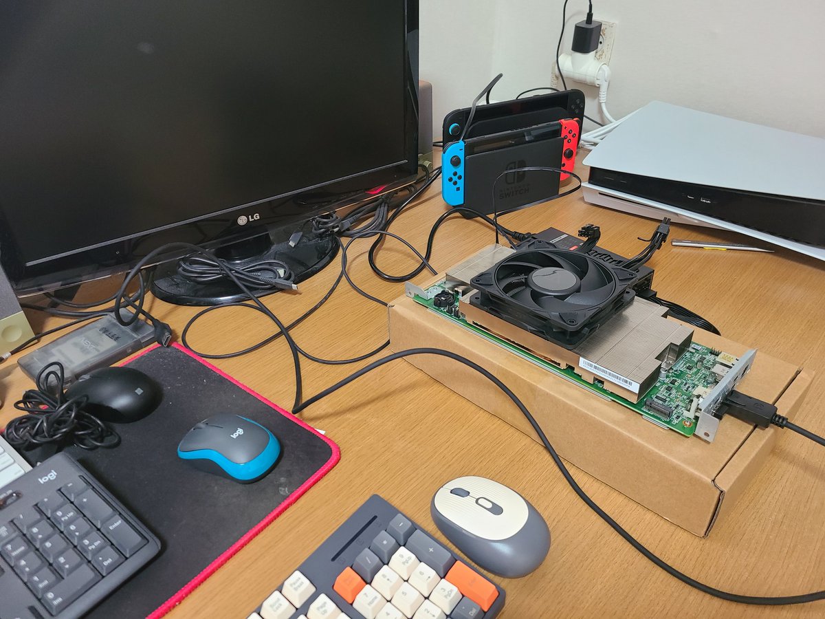 세팅을 위한 기본 가설치는 끝났고, 잠시 뒤 저녁 먹고와서 세팅할 예정입니다. AMD BC-250 플레이스테이션5의 형제 칩셋으로  만들어진 코인 채굴기. 하지만 이제 제 리눅스 게임머신입니다.