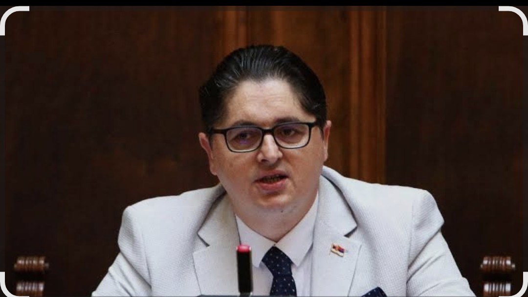 Narod koji dozvoljava da mu ovaj 👇šaban reformiše pravosuđe ne treba da brine za budućnost jer je nema.