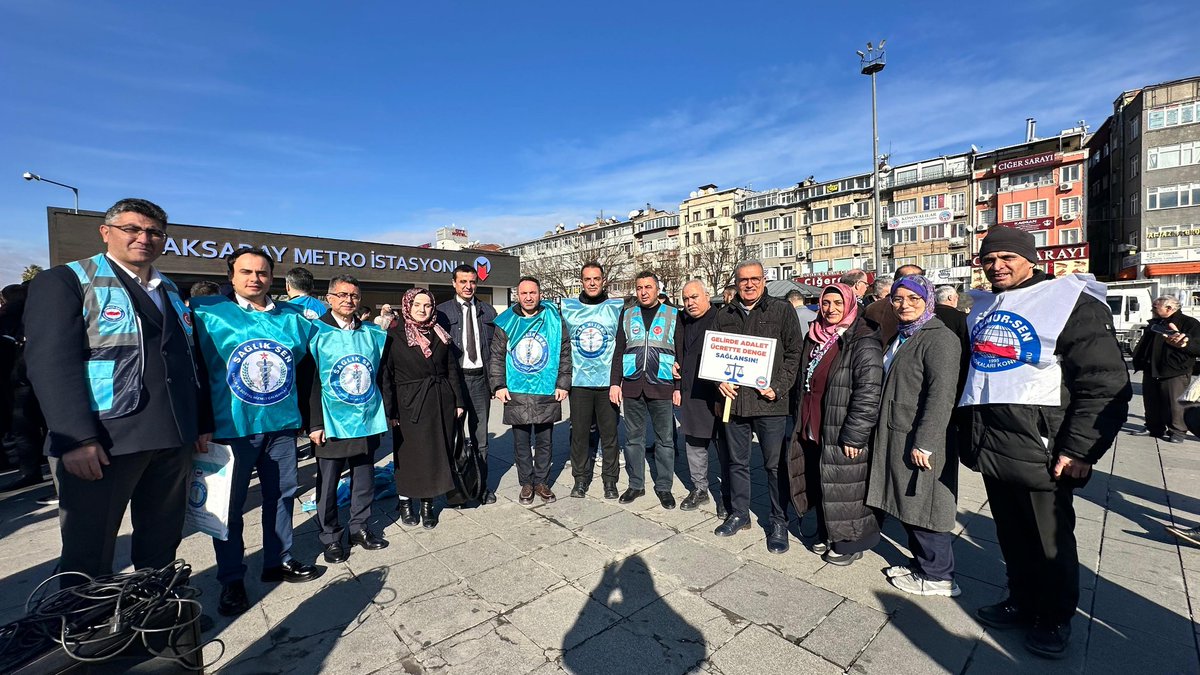 Ücrette dengesizlik gelir de adaletsizlik kamu da huzursuzluk bitsin!

Aksaray Meydanında 
Taleplerimizi tekrar ifade ettik.