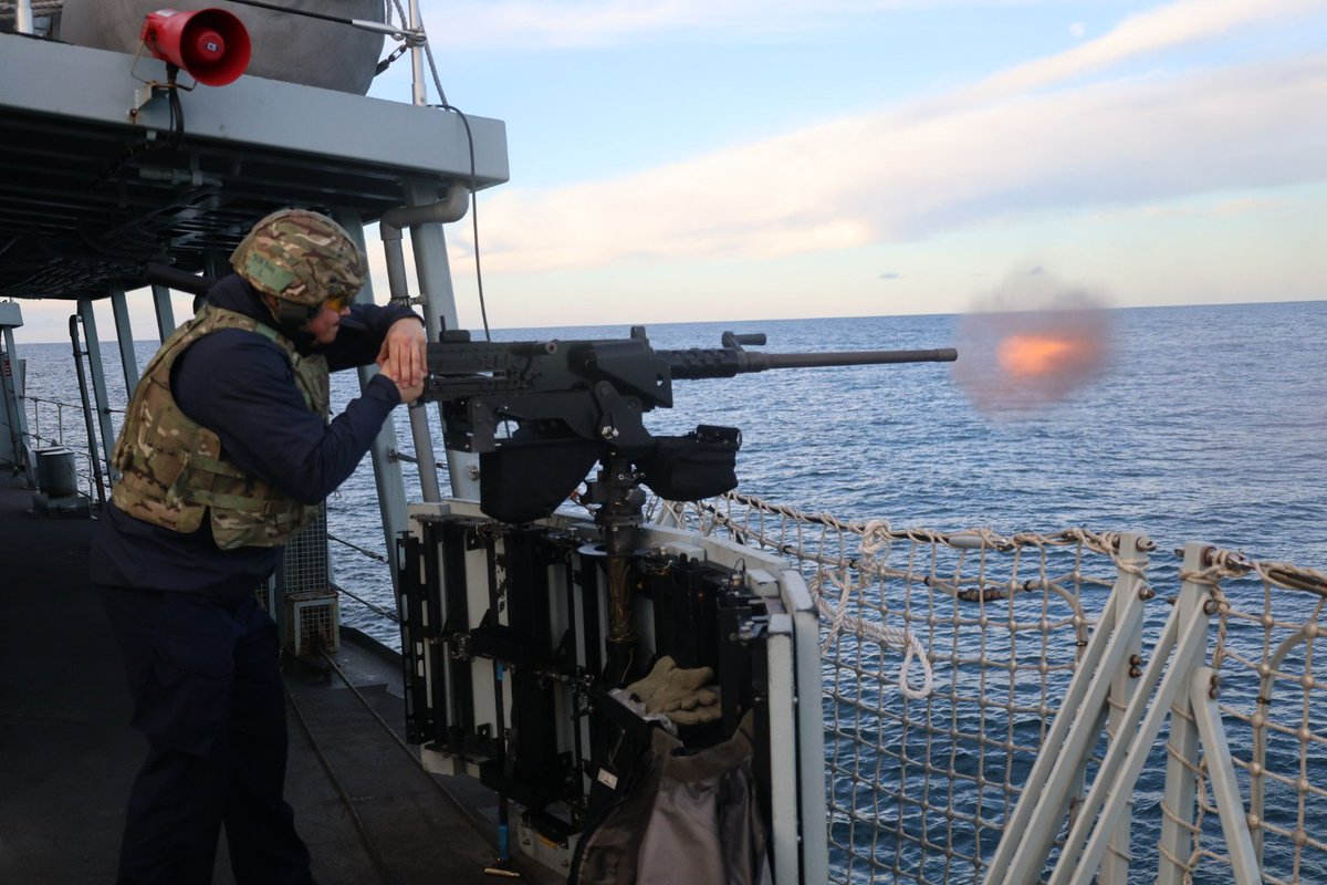 HMSStAlbans's tweet photo. HMS ST ALBANS conducted a gunnery training day, firing MCG, GPMG and HMG to maintain sharp skills and operational effectiveness. Constant training ensures readiness to meet today’s maritime threats. ⚓️💥 https://t.co/UfM3SGUj0h