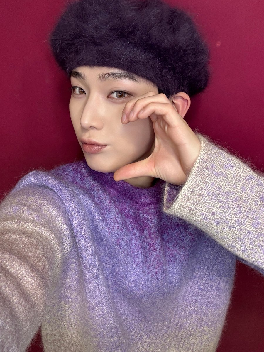 ENHYPEN's tweet image. [#오늘의ENHYPEN] 달콤함 한도 초과! 보랏빛 포도 요정🍇 스페셜 MC 선우와 함께한 쇼! 음악중심💜 #선우왕폯엠씨 #260117 @ 쇼! 음악중심