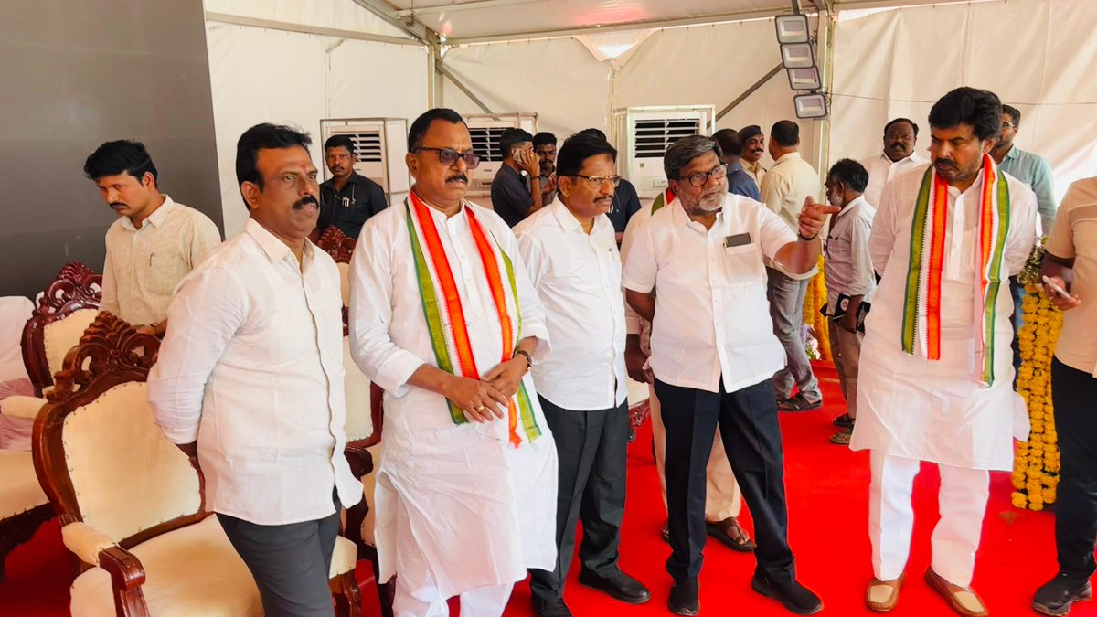 palamuru's tweet photo. చిట్టబోయిన పల్లిలో ఐఐఐటి కళాశాల శంకుస్థాపన ఏర్పాట్లను కాంగ్రెస్ నాయకులతో కలిసి పరిశీలించాం.
మహబూబ్‌నగర్ భవిష్యత్‌కు విద్యే పునాది.
#IIITMahabubnagar #Chittaboyinapalli #EducationForFuture #PalamuruDevelopment #Congress #RevanthReddy #YennamSrinivasReddy https://t.co/QQYsMOWaqH