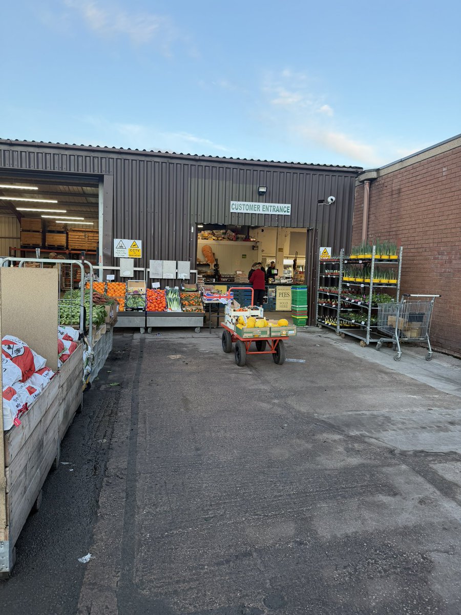 TatwsTrading's tweet photo. Llandudno Ready For You!!πͺπͺπͺ
#greengrocers https://t.co/eDbylMlFtc