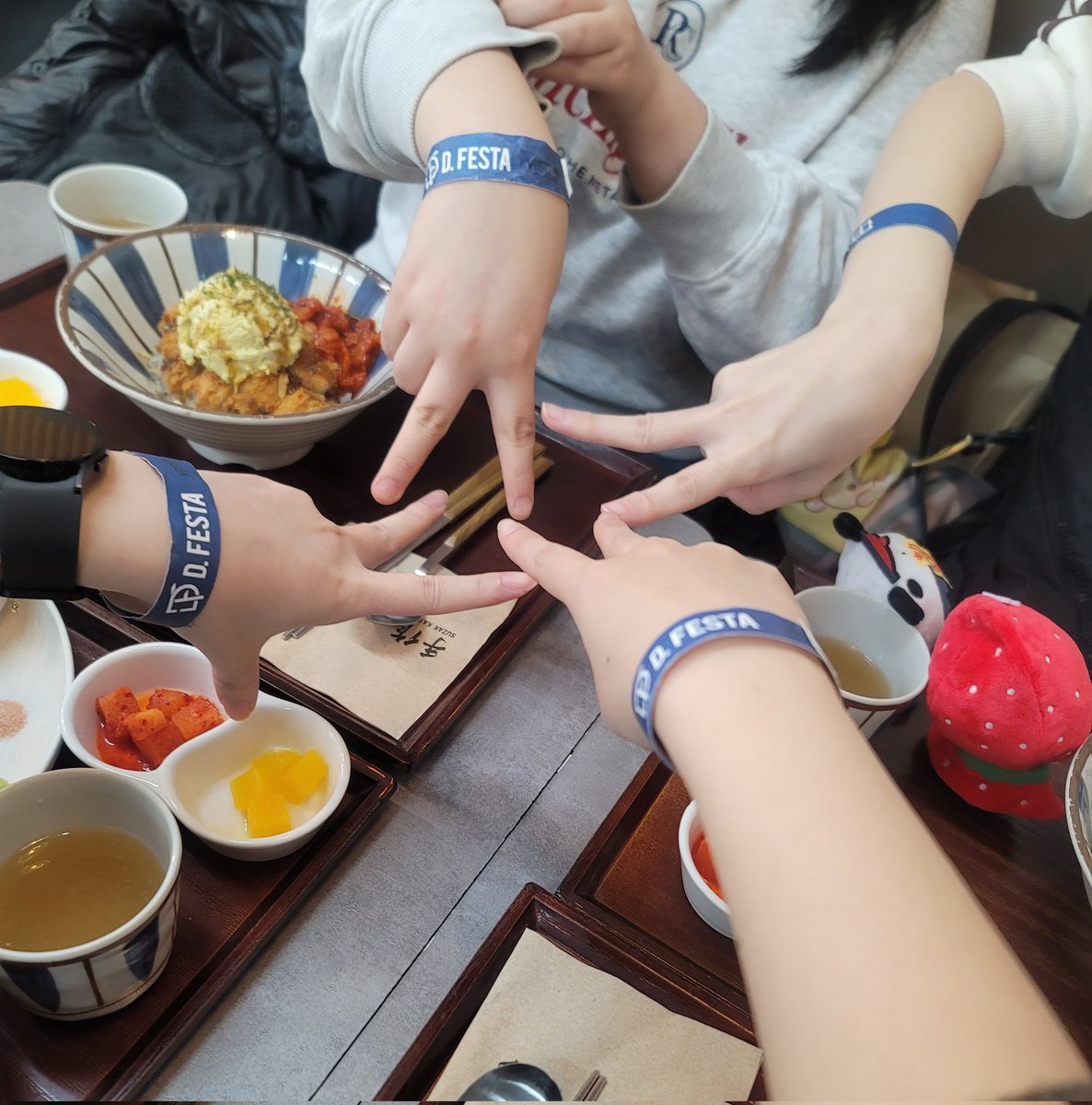 디페 너무 너무 즐거웠다~~~!!!!
다음에도 또 같이 하기를.. !! 그림 많이 그려요..
다들 너무 고마워요 ~~~ 🥳 🎉