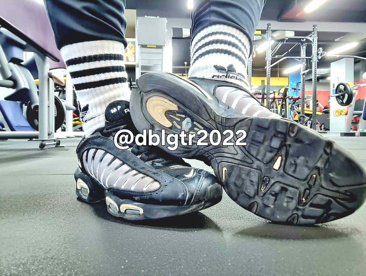 Estas Nike apestan a poder y esfuerzo que nunca conocerás, loser. Paga por el honor de limpiarlas con tu lengua inútil. Tributa ya, cerdo financiero, o desaparece.