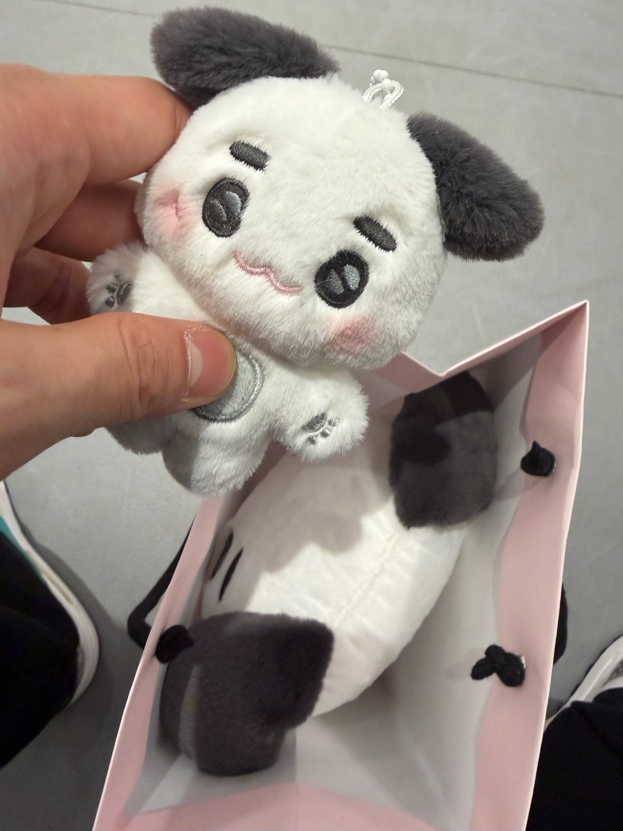 [260117] 🌹💬 5:38 pm kst

- 📷
- after taking the photo and sending it... i realized… my nails are really dry ..
- 📷
- there's a big one too
- there's a mole on its lip as well?
- my fingers look kind of white