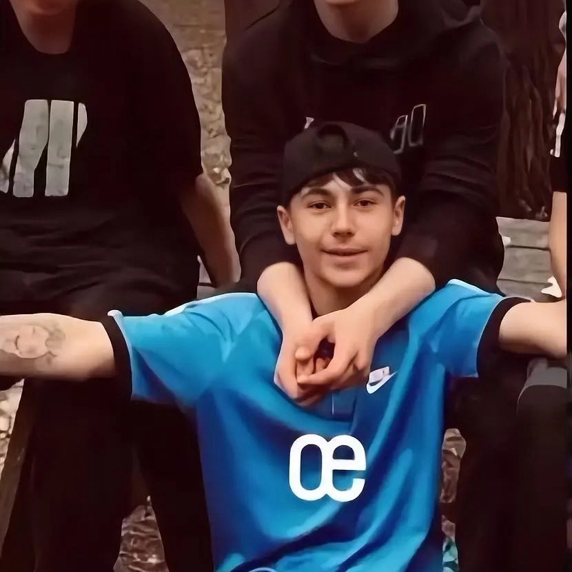 kulaguhan's tweet image. Ceplerinde bıçakla dolaşan üstteki tipler, alttaki “melek yüzlü” çocukların kendilerine küfür ettiğini söylediler. Söyleyeceklerim bu kadar.