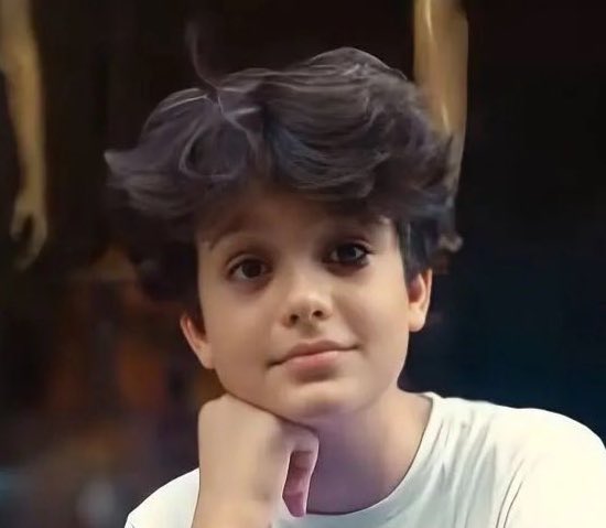 kulaguhan's tweet image. Ceplerinde bıçakla dolaşan üstteki tipler, alttaki “melek yüzlü” çocukların kendilerine küfür ettiğini söylediler. Söyleyeceklerim bu kadar.