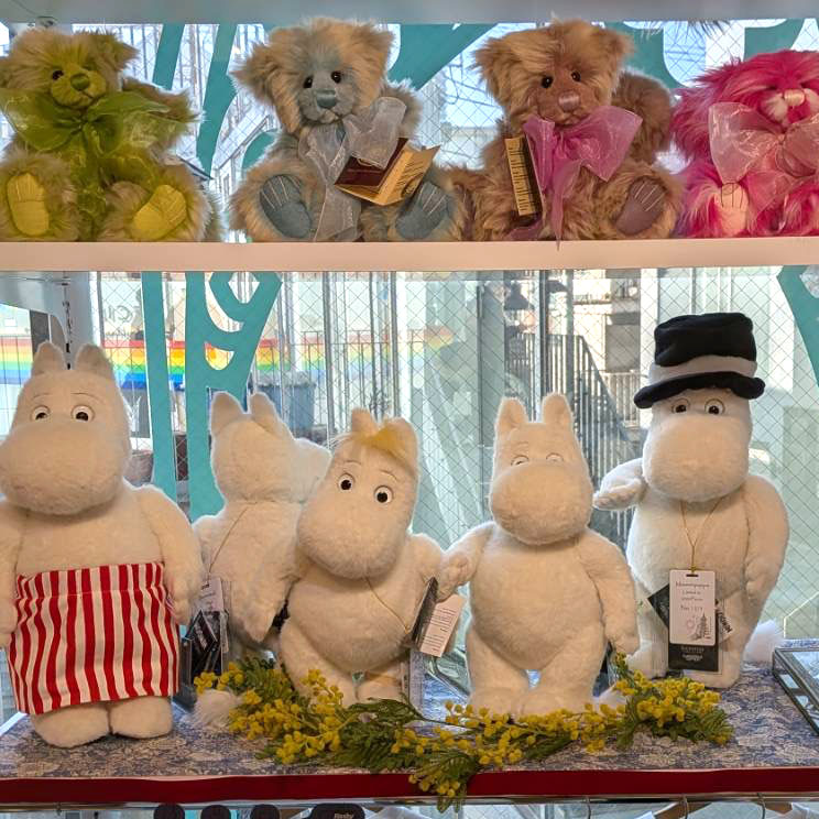 etoffeshop's tweet photo. 今日は暖かい原宿でした😃
売り切れていたCharlie Bearsのムーミン達がリストックされました😍　
https://t.co/wnsUy6dsCl
#charliebears #チャーリーベアーズ　#ムーミン　＃ムーミンパパ　#ムーミンママ https://t.co/TRyVvbHTZr
