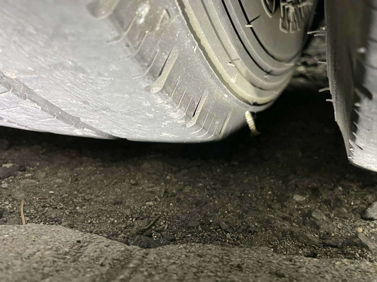 セキシャノタイヤニナンカササッテル…😭