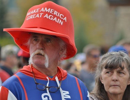Mucha gente se pregunta cómo un pueblo culto y educado como el alemán pudo acabar abrazando el fascismo. Esa es una pregunta que nunca nos haremos sobre los estadounidenses.