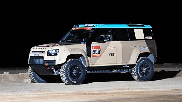 GRJ79K's tweet photo. Defender Dakar D7X-R vs. Toyota Land Cruiser GR Sport
#LandRover #Defender
#Toyota #LandCruiser300
#DefenderRally @Defender
#TLC #TeamLandCruiser #ToyotaAutoBody @TOYOTA_BODY_PR
#W2RC #Dakar 🇸🇦 https://t.co/s9QVo2RwOd