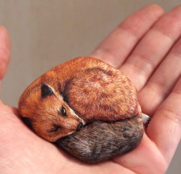 Japanese artist Akie Nakata (known as Akie) turns found stones and rocks into animal paintings #WomensArt #WildlifeArtWeek
