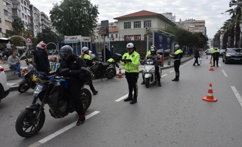 demokratgundem's tweet image. İzmir trafiğinde kritik veri ⚠️

Kazaların yüzde 62'si motosikletli! 🛵 

Emniyet Müdür Yardımcısı Şamil Özsagulu açıkladı

 📍 İzmir'de her 4 araçtan biri motosiklet
 📍 2025'te 220 bin motosiklet sürücüsüne ceza kesildi 📍 Kask takma oranı %95 ile rekor seviyede…