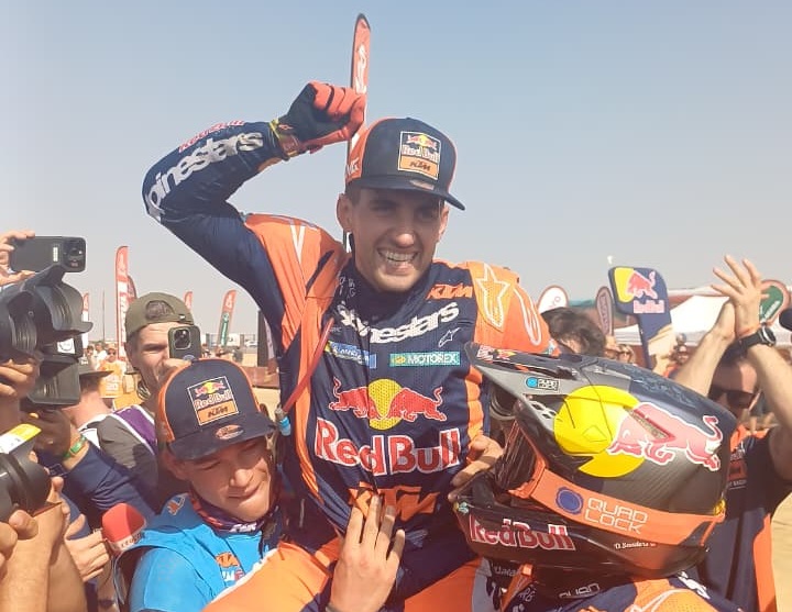 Campeonesnet's tweet image. #Dakar2026 | ¡Luciano Benavides logró su primera victoria en el Rally Dakar!

campeones.com.ar/luciano-benavi…