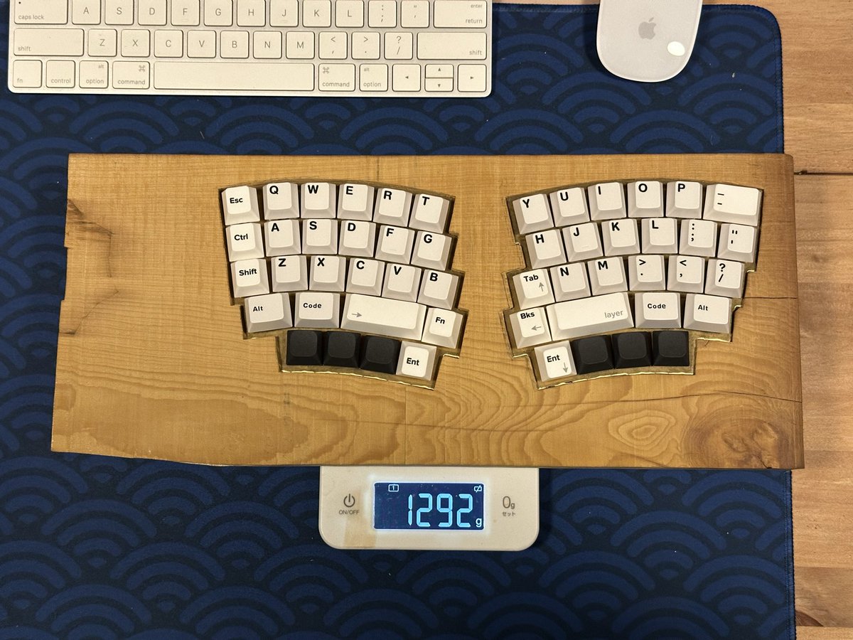 皆さんが気になって夜も眠れない
肝心のPuszleキーボードの重量ですが、
現時点では約1.3kgでした！🏋️‍♀️
もう少し軽くなる予定です。

キーボードとしては重い方ですよね！
僕としては随分軽いと思います笑