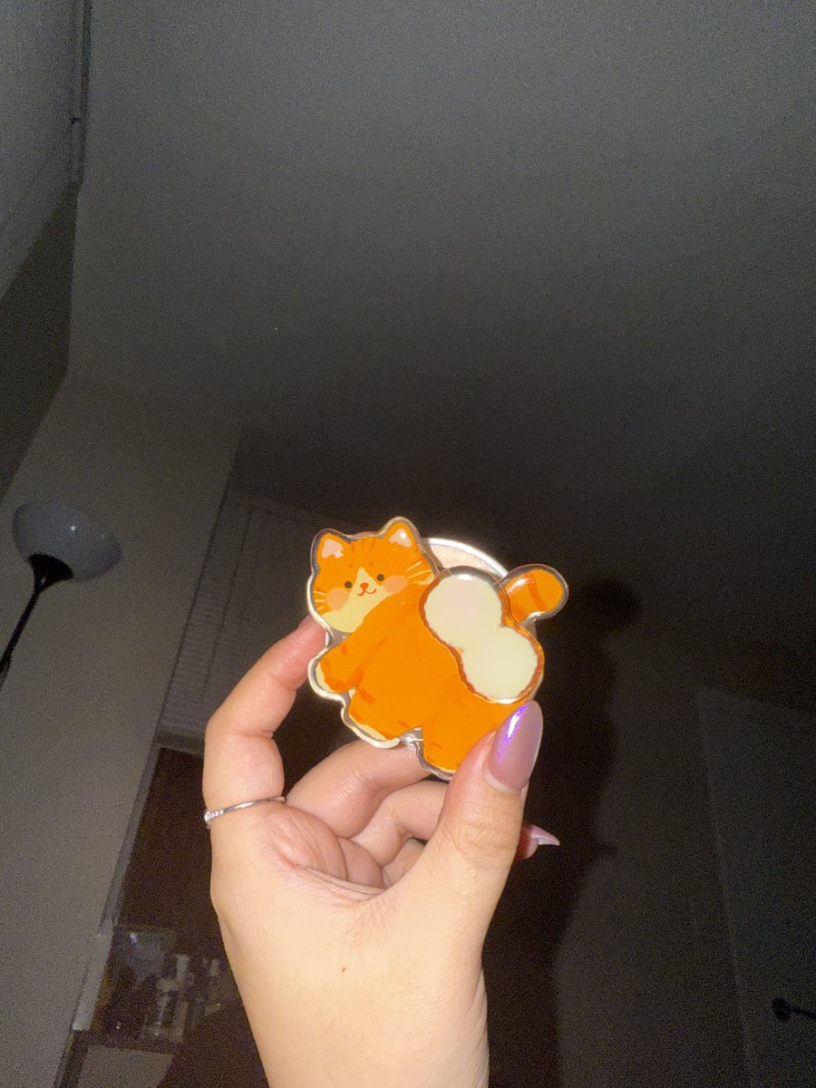 Mac_Chili__'s tweet image. 이번에 그립톡 하나 졸귀짱인거 샀거든

방댕이가 돌아가는 고영희란말이야?
출근해서도 코워커들한테 빵댕이 졸라 돌리면서 "캣 에스~!~!~!~!" 하면서 자랑했단말이지?

근데 봄눈이네 고냥이 뒷태보고 깨닳았음; 

이거 방댕이 아니고 뽕알이였어 젴장;;;