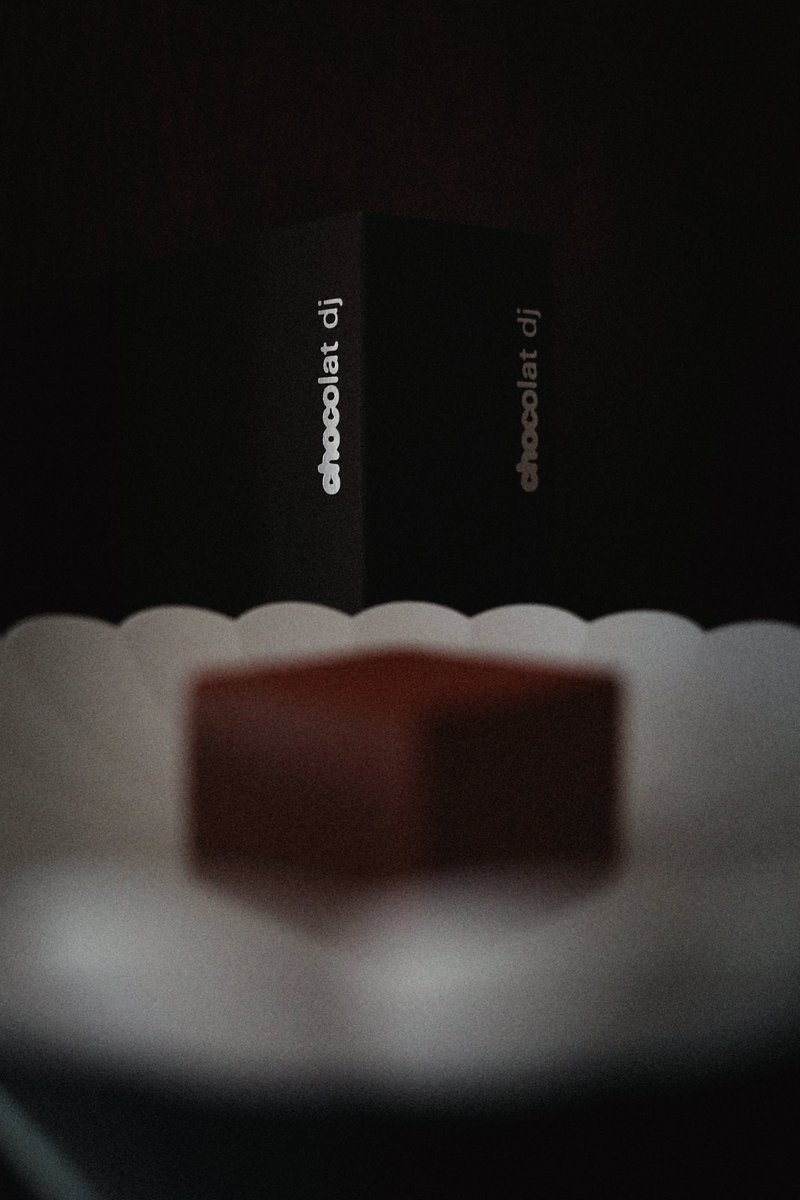 쇼콜라디제이 / 내수동

오후를 느긋하게 보내려고 재즈를 틀어두고, 쇼콜라디제이의 샤르트뢰즈 파베를 꺼내 30분 쯤 상온에 두었다가, 샤르트뢰즈 몇 방울 떨어뜨린 따듯한 물과 함께 먹었다. 이루말할 수 없이 만족함. 일주일동안 회사에서 받은 오욕은 이 정도 행복으로 가뿐히 씻어낼 수 있지.