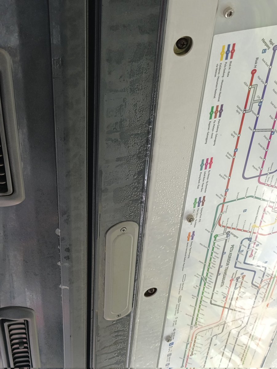 Kor 14 SIM-24006 air AC menetes ke tempat duduk penumpang, harap perhatikan perawatan kendaraan bus <a href="/PT_Transjakarta/">Transportasi Jakarta</a> <a href="/DKIJakarta/">Pemprov DKI Jakarta</a>