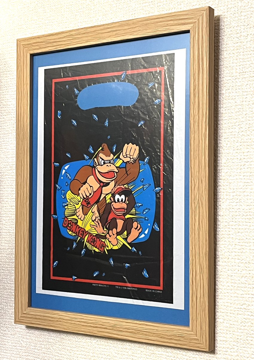 rolling_u's tweet image. 100均でフレームと色画用紙を買ってきて、ステッカーとビニールバックを額装