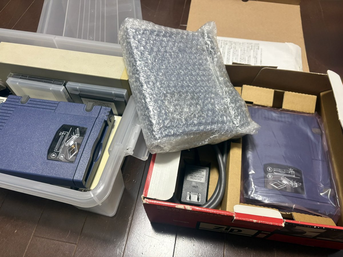 Think_D's tweet photo. おかしい…どう見ても3台在る…
1台の常用（？）と
1台の予備保管は知ってる…
1台はなんだ…？　記憶が…
#たぶんビビり病
#Apple #Macintosh #OldMac #Vintage
#Iomega #zip https://t.co/SY9kwCsMr2