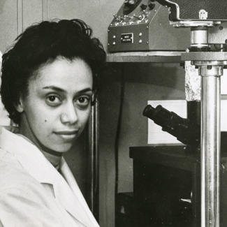 🧬❤️ Jewel Plummer Cobb nació un día como hoy (17 de enero de 1924). Científica afroamericana pionera en la investigación del cáncer, sus estudios sobre melanina, división celular y quimioterapia ayudaron a entender tumores como el melanoma. Fue además la primera mujer negra en