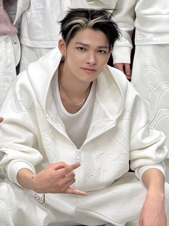 달 tweet media