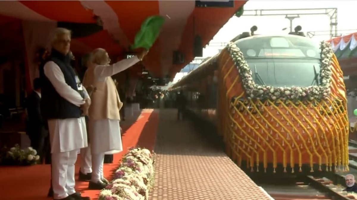 Arijitkarar5's tweet photo. Hon’ble Prime Minister Shri Narendra Modi flagged off the first-ever Vande Bharat Sleeper from Malda Town Station today, marking a historic milestone in India’s modern rail journey.
#VandeBharatSleeper
#JitbeBJPJitbeBangla https://t.co/Gv1VpwciHV