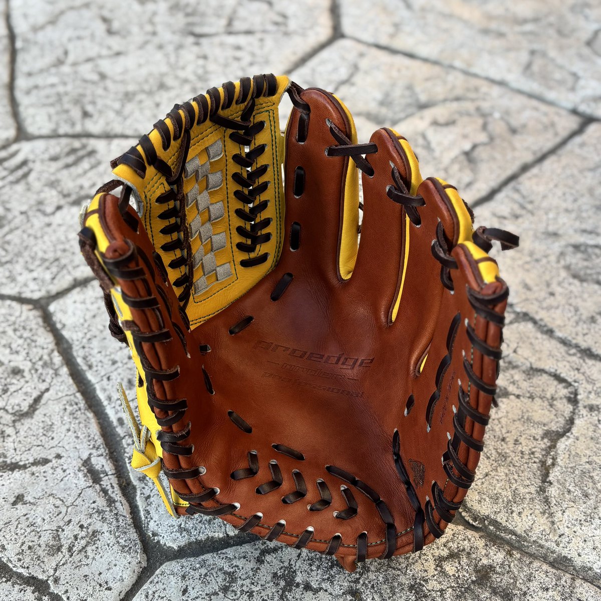 clean_glover's tweet photo. 𝐘𝐎𝐊𝐎𝐇𝐀𝐌𝐀 𝐃𝐞𝐍𝐀 𝐁𝐀𝐘𝐒𝐓𝐀𝐑𝐒
#𝟓𝟑 中川颯 選手
NPBでも多色使いが可能となり
イエロー×ブラウンにて作成した
2026年試合用予定グラブ
通称:チョコバナナ (勝手に呼んでる)
ご依頼ありがとうございました☺︎
#横浜DeNAベイスターズ
#中川颯 #SSK #proedge https://t.co/LRn59raAbS