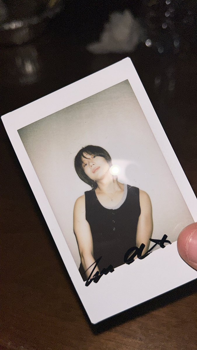 i won an actual signed pola by taemin omfgg 😭😭😭 during group photo i said 오늘 수고했어요, this cute man replied 너무 감사합니다 looked away for a sec and back, caught my mans staring 😔😩
legit cried my makeup off during the concert, never felt so blessed. won't forget this,,