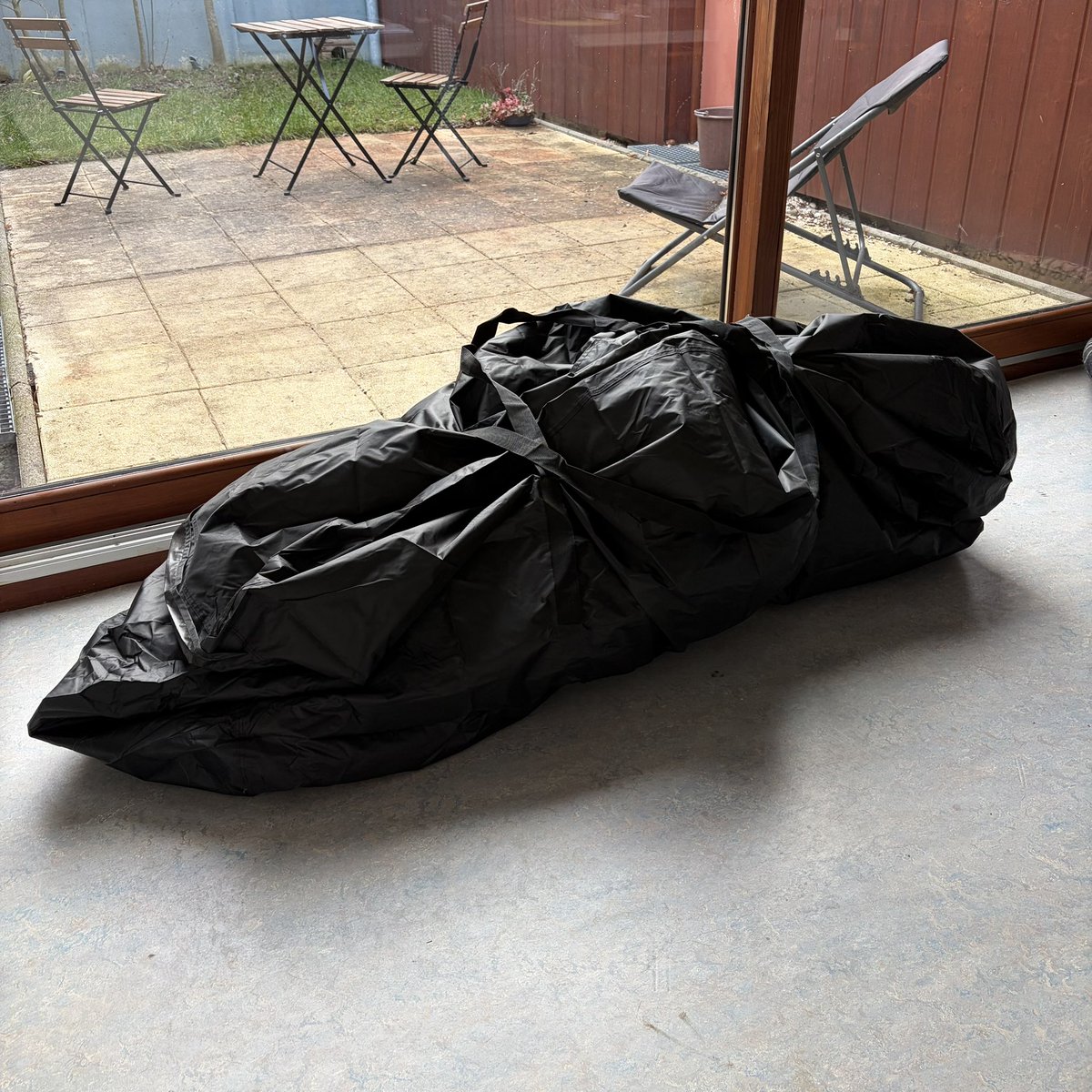 J'ai reçu mon sac à sapin pour me débarrasser du vieux carton tout déchiré !

Ce qui était attendu vs la réalité 

... on dirait un sac mortuaire 😆