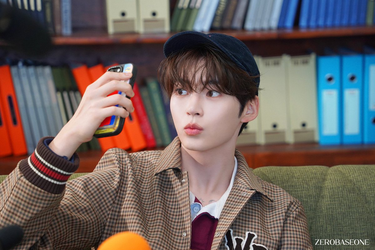 jebewonpics's tweet photo. 📸 2026 SEASON'S GREETINGS '(0_1) World' Behind Photo - HANBIN https://t.co/y5Fnn75rZt