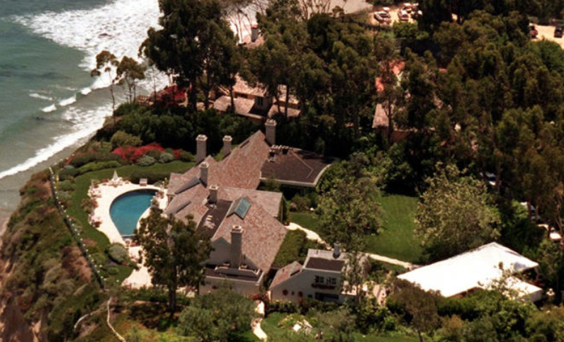 wouterkeller's tweet image. 'Ex vicepresident Kamala #Harris, die onlangs waarschuwde dat #klimaatverandering de ZEESPIEGEL stijgen..

heeft een herenhuis van 8 miljoen dollar gekocht met uitzicht op de #Stille_Oceaan in Malibu.." (fig)