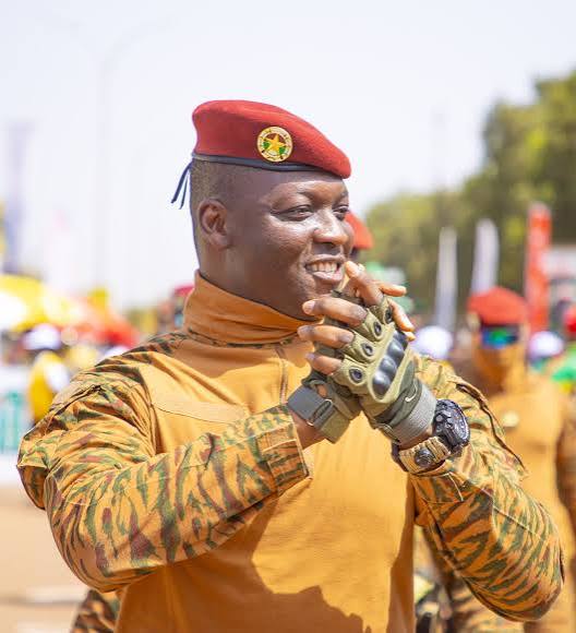 🔴#Afrique/En 66 ans d’indépendance, c’est un seul président <a href="/CapitaineIb226/">Capitaine Ibrahim TRAORÉ</a> qui a donné un peu d’importance à notre Tradition.
Comment peut-on se developper dans le mépris de soi ?

Même si tu n’aimes pas le Lièvre, l’honnêteté t’oblige à reconnaître qu’il courre vite.
Je n’ai