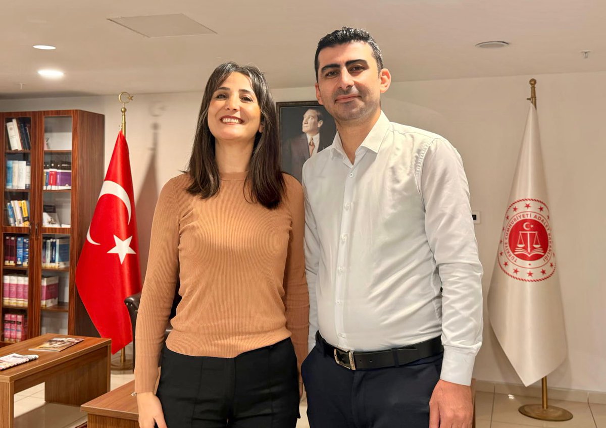 mirkarabulut's tweet photo. 📍Adalet Bakanlığı, Ord. Prof. Sulhi Dönmezer Personel Eğitim Merkezi, Denetimli Serbestlik Sosyal Medya Hizmetiçi Eğitimi, İstanbul, 13.01.2025.

📌Ceza ve Tevkifevleri Genel Müdürlüğü, Denetimli Serbestlik Daire Başkanlığı, Koruma Kurulları Şube Müdürü Sayın Evşen Aydemir.  

⚖️Denetimli serbestlik sistemi, ceza adaletinin yalnızca yaptırım odaklı değil, aynı zamanda bireyi topluma yeniden kazandırmayı hedefleyen en stratejik unsurlarından biridir. Bu sistemin etkinliği ise büyük ölçüde izleme, değerlendirme, rehberlik ve rehabilitasyon süreçlerinin sürdürülebilirliğine bağlıdır. Dijitalleşme, denetimli serbestlik uygulamalarında bu süreçleri dönüştüren ve çağdaş kamu yönetimi anlayışını somutlaştıran temel bir paradigma olarak öne çıkmaktadır.

⚡️Dijital teknolojilerin denetimli serbestlik sistemine entegrasyonu, birey odaklı rehabilitasyon yaklaşımını güçlendirmekte ve müdahalelerin bilimsel verilere dayalı olarak planlanmasına olanak tanımaktadır. Elektronik izleme sistemleri, dijital vaka yönetim platformları ve veri analitiği temelli risk değerlendirme araçları sayesinde yükümlülerin davranış örüntüleri daha sağlıklı analiz edilebilmekte; ihtiyaçlara özgü, hedefe yönelik rehabilitasyon programları geliştirilebilmektedir. Bu durum, tekrar suç işleme riskinin azaltılmasında dijitalleşmeyi yalnızca teknik bir araç değil, aynı zamanda önleyici bir sosyal politika enstrümanı haline getirmektedir.

🔰Türk Denetimli Serbestlik Sisteminin 21. yılında, Denetimli Serbestlik Daire Başkanımız Sayın (@huseyinsk23) Dr. Hüseyin ŞIK’ın liderliğinde dijitalleşme, denetimli serbestlik sisteminin etkinliğini artıran bir araç olarak konumlandırılmış, dijital vaka yönetimi, veri temelli risk ve ihtiyaç analizleri ile elektronik izleme uygulamaları, rehabilitasyon süreçlerinin daha bilimsel, izlenebilir ve ölçülebilir hale gelmesini sağlamıştır.

🗂Merkez ve taşra teşkilatları arasındaki bu eşgüdümün güçlendirilmesi, sahadan gelen deneyimi politika geliştirme süreçlerine dâhil eden katılımcı yönetim anlayışı, denetimli serbestlik hizmetlerinin yerel ihtiyaçlara duyarlı, ancak merkezi vizyonla uyumlu şekilde yürütülmesini mümkün kılmıştır. Bu bütünleşik yapı, kurumsal aidiyeti artırırken uygulamaların etkinliğini ve toplumsal etkisini de belirgin biçimde yükseltmiştir.

📊Yeni dönemde şube müdürlüğümüzün yenilikçi, özgün çalışmaları; onarıcı adalet perspektifi, dijitalleşme vizyonu ve merkez-taşra bütünlüğünü esas alan bir anlayışıyla amacımız; bireyi izleyen değil dönüştüren; sistemi işleten değil geliştiren bir kurumsal akla dönüştüren ve ceza adaletinde örnek gösterilen bir model haline getirmektir.

#TürkDenetimliSerbestlik
#Dijitalleşme
