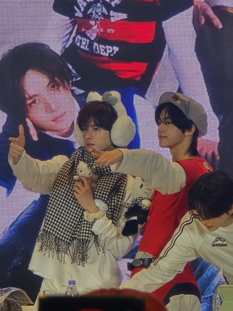 hjhoonn's tweet photo. 늑댕즈 귀여워.......... https://t.co/0ByCdIaJxY