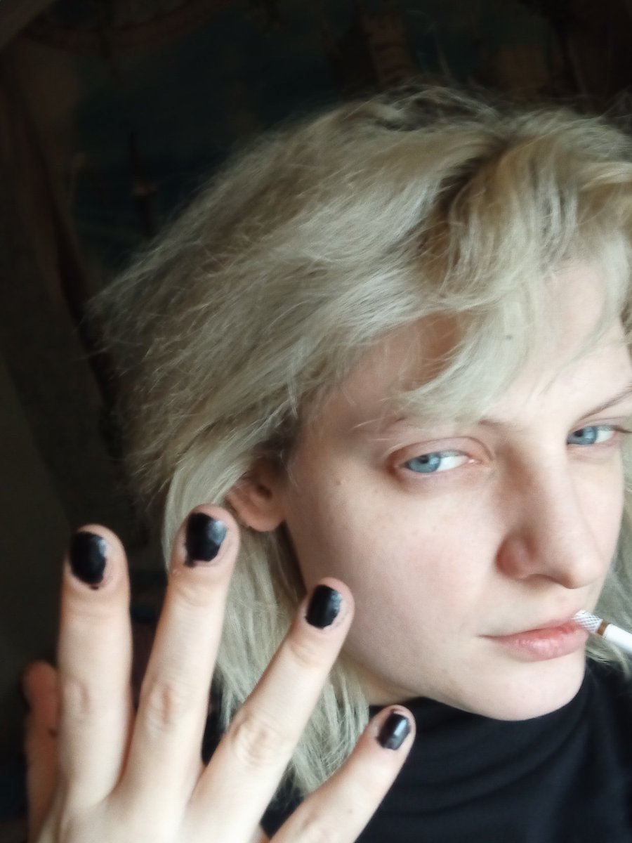 cursedikk's tweet image. Перемальовую емо нігті перед работай