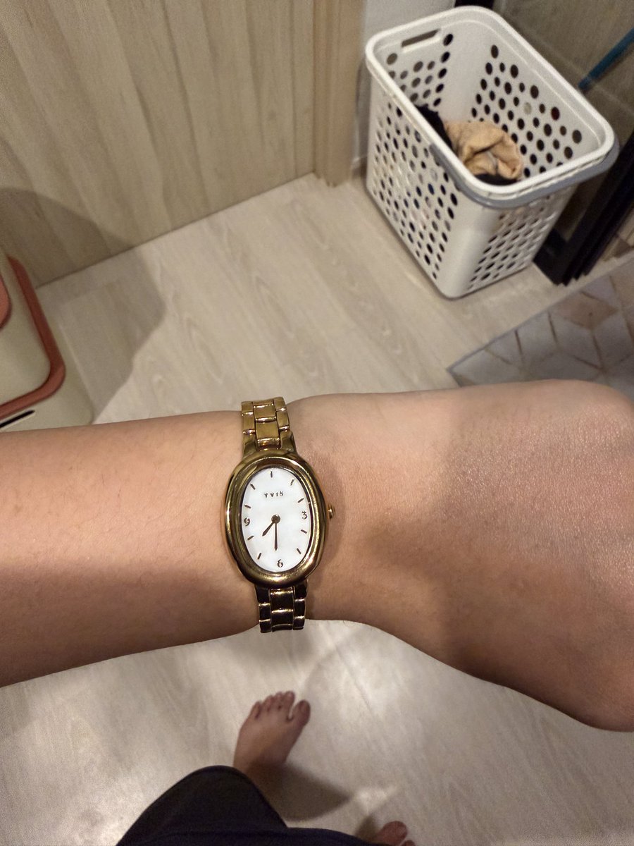 ส่งต่อนาฬิกาสีgoldนะคะใส่แล้วขับผิวมาก ราคาเต็ม4500 ปล่อยต่อ3690(รวมส่ง) ใส่น้อยมากครับ #ส่งต่อyvis #ส่งต่อเครื่องประดับ