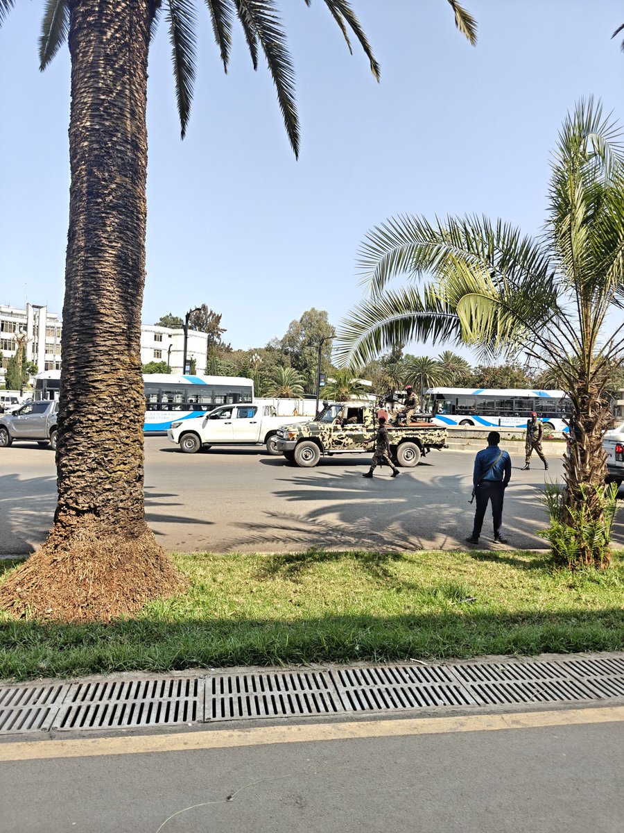 EthioHandle's tweet image. የከተማ አውቶብስ  ለማስመረቅ ይህንን ያክል ግርግር መፈጠር አለበት?!