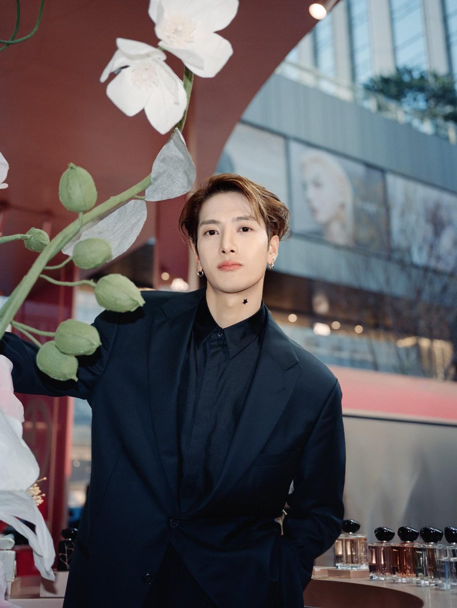JacksonWGlobal's tweet image. [XHS] 260117 夕夕 (1/2)

📸 Jackson Wang at Armani Beauty event in Shenzhen ❤️ 

#JacksonWang #王嘉尔 #잭슨 #TEAMWANG @JacksonWang852