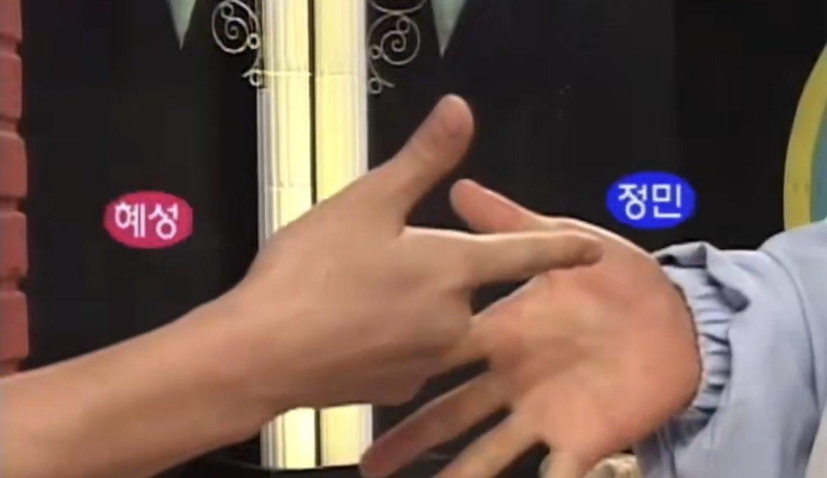 불주사자국 씅난팔뚝 
판판한몸통 끝은뭉툭한데곧게뻗은손