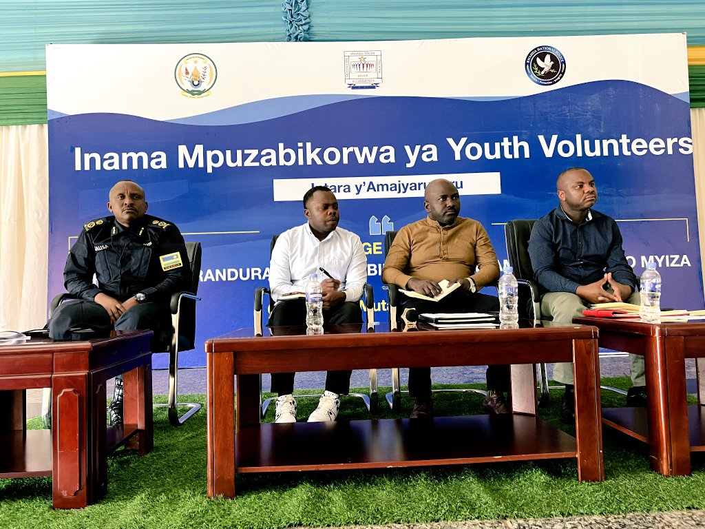 rbarwanda's tweet photo. Minisitiri w’Urubyiruko n’Iterambere ry’Ubuhanzi, Dr. Utumatwishima Jean Nepo Abdallah, yasabye abayobozi b’inzego z’ibanze hirya no hino mu Gihugu gukora ibishoboka byose bagahuza urubyiruko n’amahirwe ahari kandi rukayabyaza amafaranga.

Ni ubutumwa yatanze kuri uyu wa Gatanu mu Karere ka Gicumbi, ubwo yitabiraga Inama Mpuzabikorwa y'Urubyiruko rw'Abakorerabushake ku rwego rw'Intara y'Amajyaruguru.

Ati “Icyo twifuza ni uko buri Muyobozi w’Akarere amenya umubare n’ibyiciro by’urubyiruko atunze: abize, abatarize, abakeneye akazi mu buhinzi, mu bwubatsi, mu mishinga kugira ngo niba dufite abafatanyabikorwa tujye tumenya uko urubyiruko rwacu rugenda ruva mu bukene, rugira akazi. Ikindi ni uko amakuru yose y’amahirwe ahari agomba kugera ku rubyiruko aho batuye.” #RBAAmakuru