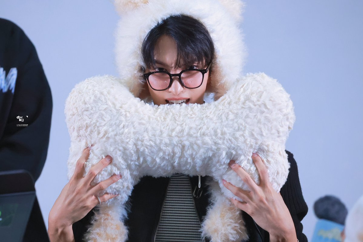 260117 뮤직플랜트 
🐶🦴

#도겸 #이석민 
#ドギョム #DOKYEOM 
#세븐틴 #SEVENTEEN
<a href="/pledis_17/">세븐틴(SEVENTEEN)</a>