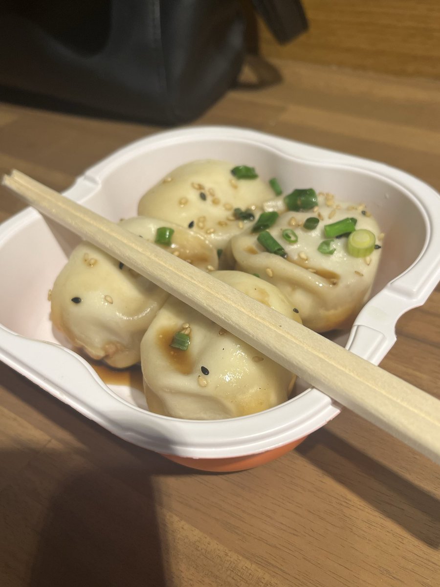 焼き小籠包も美味かったー

かじった方と逆側から出汁？が噴射してスマホにかかるアクシデント以外は良きでした