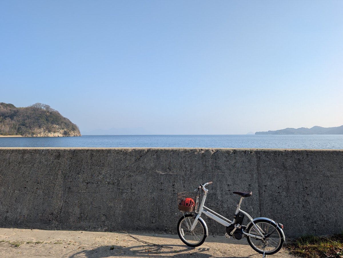 因島に上陸して、電動自転車を借りて、ぬけるほど青い空のもと、折古の浜を独り占めしてきました。美しかった。ポルノグラフィティの「狼」という曲に出てきます。