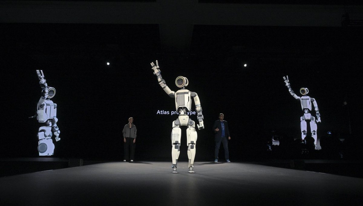 DijitalBiz's tweet image. Hyundai Motor Group introduced its AI Robotics Strategy at CES 2026, presenting a roadmap focused on human-centered Physical AI. The humanoid robot Atlas, unveiled at the event, features 56 degrees of freedom, can lift up to 50 kg, operates between −20°C and 40°C, and is…