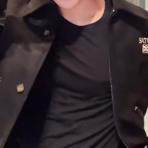 kimgyurubing's tweet image. girl i think you need a bra