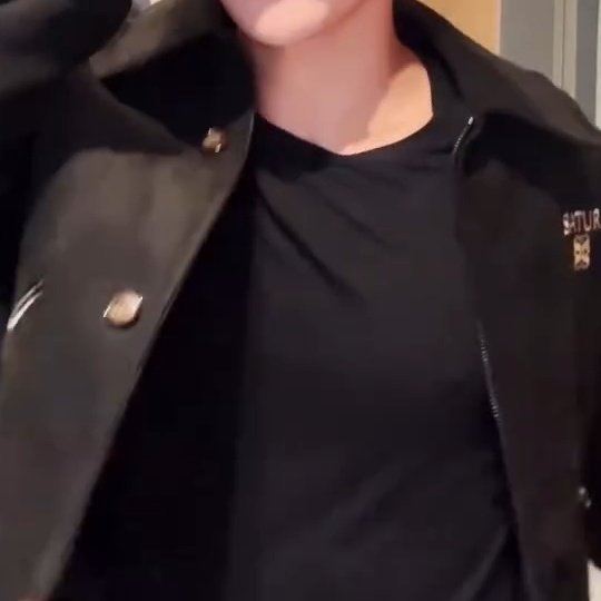 kimgyurubing's tweet image. girl i think you need a bra