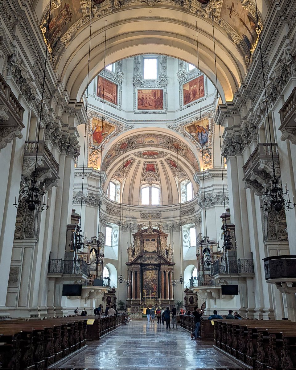 ザルツブルグ大聖堂のフレスコ画と、ちょっと欲しくなった傘。こういうの好き☂️