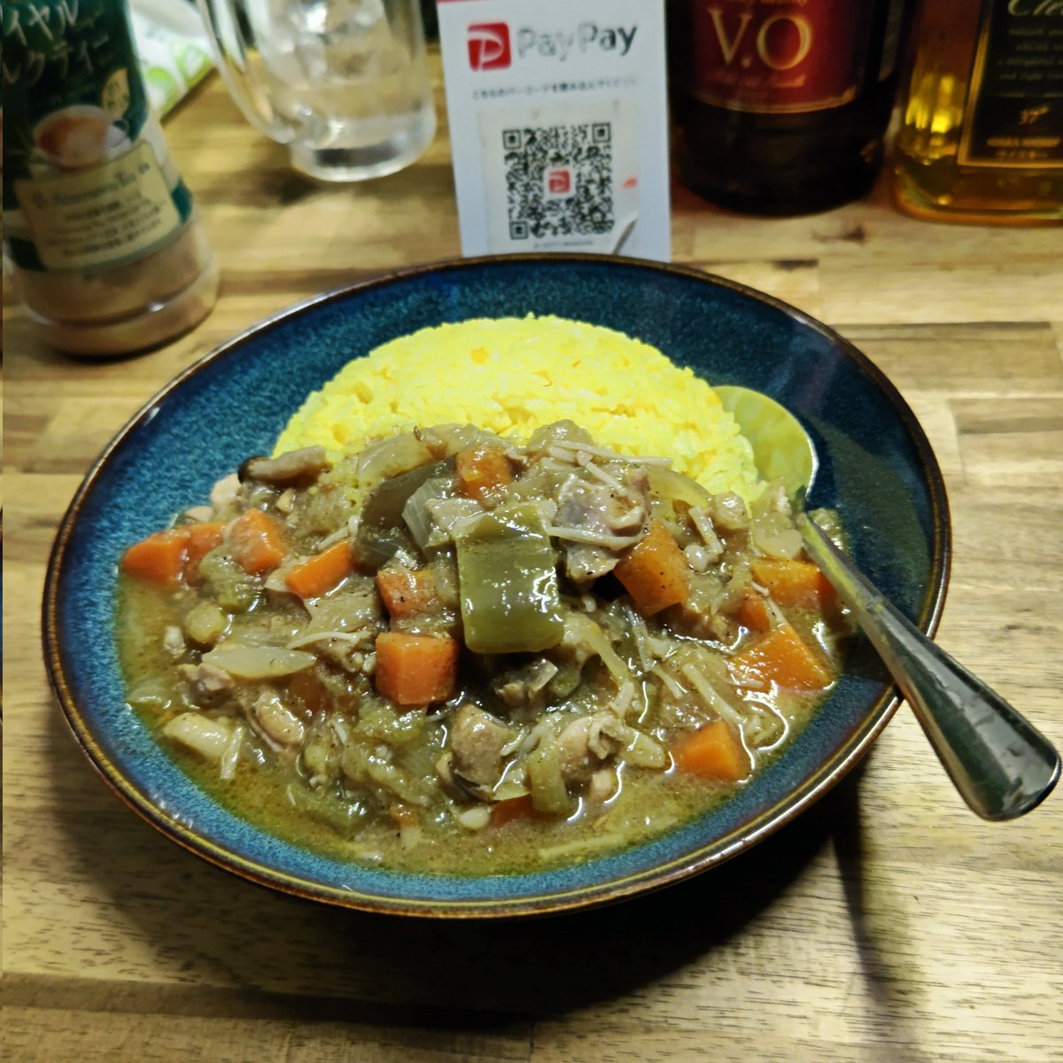 ちょぱみさん…
ライブ出演の後で緊張が解けて…
お腹が空いちゃったので…
TAKAITOWカレー…
2杯目！
まぁ、中盛りにしといた。
大盛りは多分いけるけどな。
だってしょうがないじゃないか(えなりかずき風に)美味いんだもん。